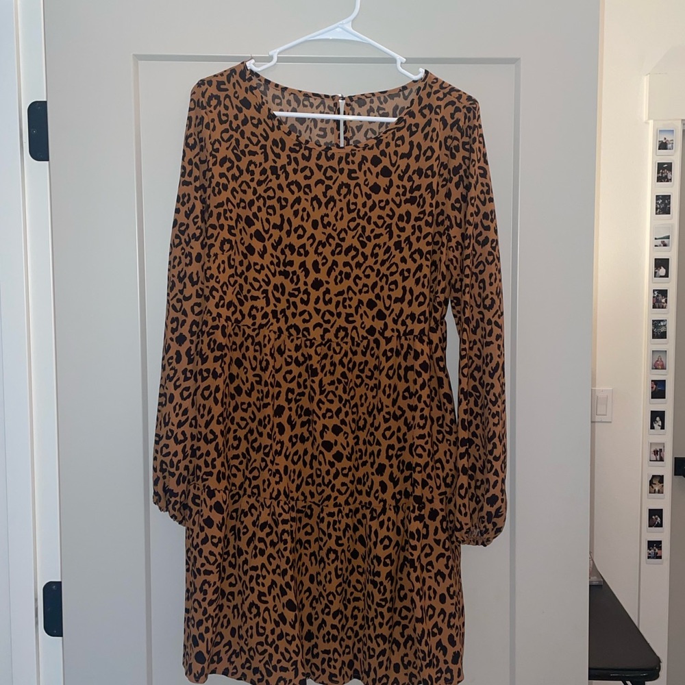 Women’s size small cheetah print dress with long sleeves, great condition :)